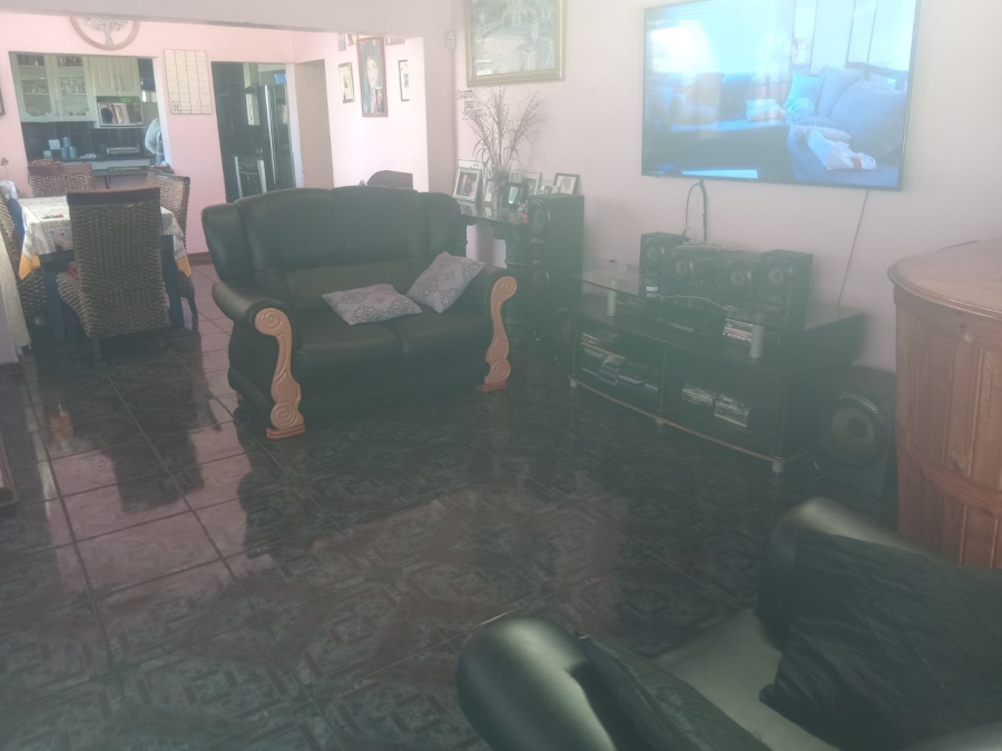 To Let 4 Bedroom Property for Rent in Buffalo Flats Eastern Cape